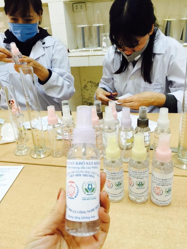 Sản phẩm nước rửa tay tự chế của các Giảng viên và Sinh viên Viện Môi trường, trường ĐH Hàng Hải Việt Nam
