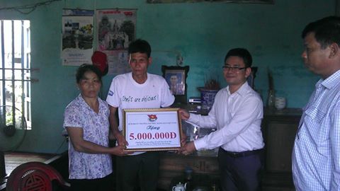 Đoàn trường trao tặng 5 triệu đồng cho 1 hộ gia đình khó khăn tại Kiến Thụy