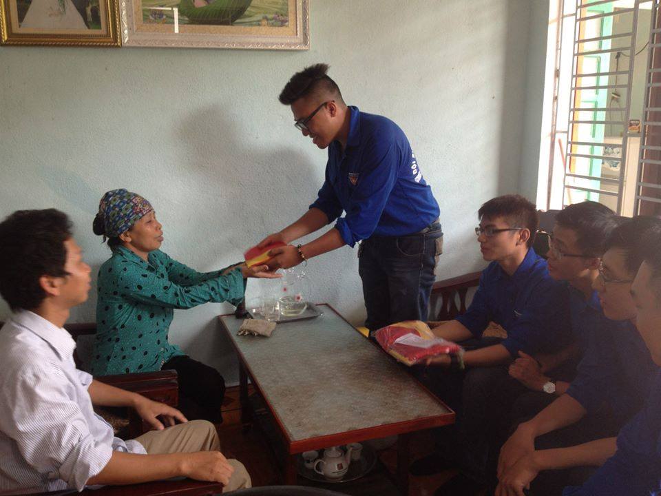 Sinh viên ĐH Hàng hải VN tham gia tình nguyện tại xã Việt Hải, Huyện Cát Hải - ảnh 8