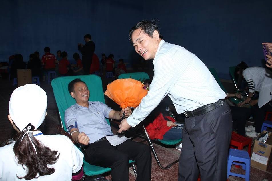 Tháng thanh niên 2015: Ngày Hội hiến máu tình nguyện CHỦ NHẬT HỒNG - ảnh 8